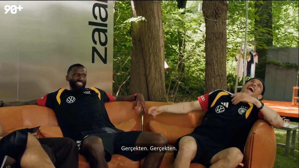 🎯😂 Leroy Sane ve Antonio Rüdiger'in dart oynadığı eğlence dolu anlar.