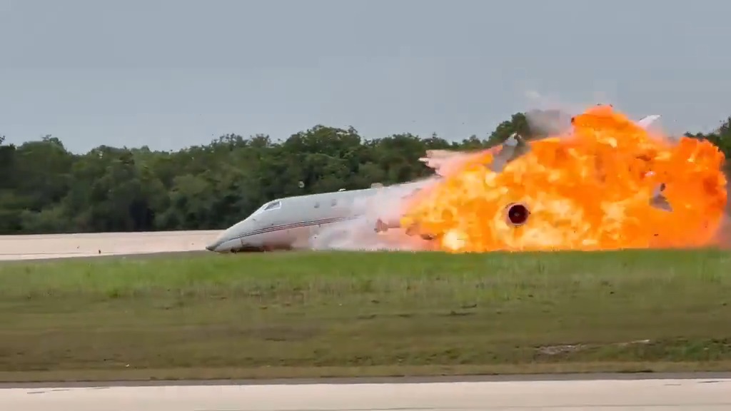 A private Gulfstream G200 aircraft attempted to make an emergency landing at La Romana International Airport (LRM) in the Dominican Republic yesterday. It didn't work out for the pilots and both of them, Javier Diago and Rudy Ghazal, perished in the crash. Fly accordingly... ✈️ #flying #crash #gulfstream #G200 #DominicanRepublic #LaRomana #airport