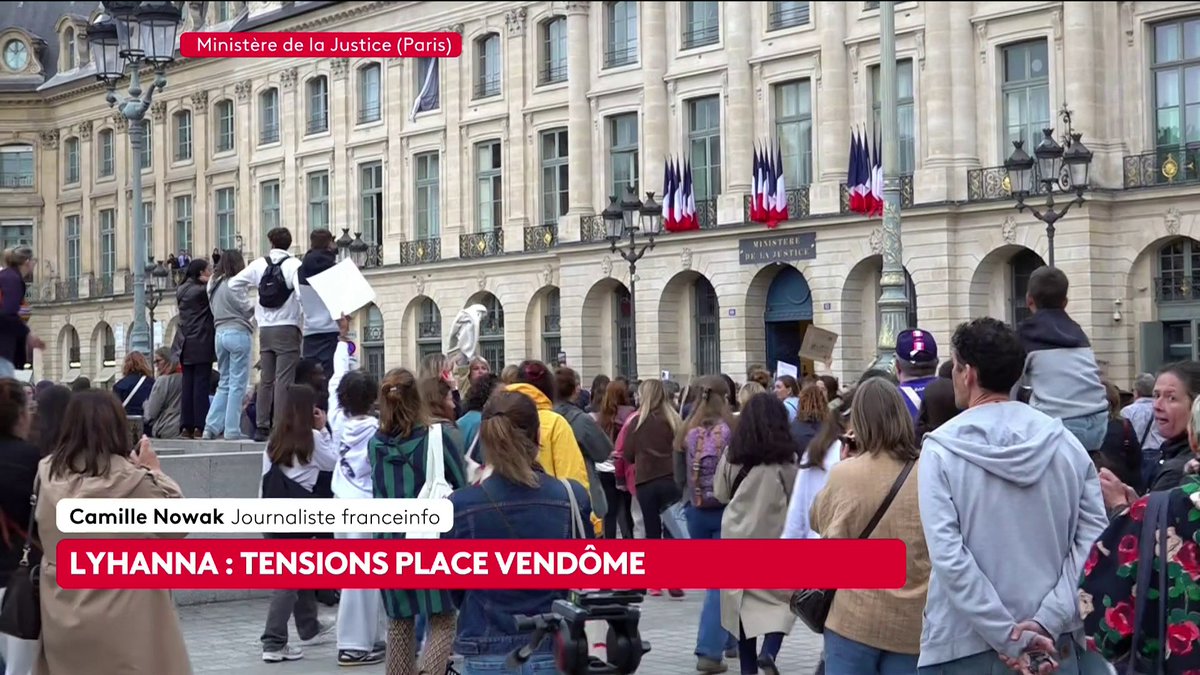 🔴 🗣️ Hommage à Lyhanna place Vendôme : "Ils sont en train de se rassembler autour du ministère de la Justice, ce que voulait à tout prix éviter les forces de l'ordre, mais finalement les barrières ont cédé", rapporte notre journaliste Camille Nowak. `#ToutEstPolitique #Canal16