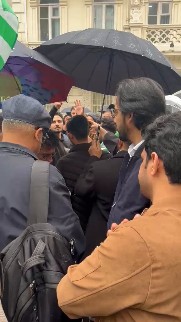 کشمیریوں نے ٹاؤٹ صحافیوں نکال پھینک دیا! لندن میں کشمیریوں کے مظاہرے میں جیو کے مرتضیٰ شاہ اور آزاد ڈیجیٹل کی ٹاؤٹ سفینہ خان کے خلاف شدید نعرے بازی اور انہیں احتجاج سے بھگا دیا!! جیو نیوز مردہ آباد 🔥🔥