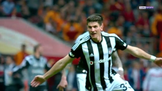Mario Gomez koyup sahaya giren taraftarın sevincini yarım bırakıyor MS | galatasaray 0-1 Beşiktaş