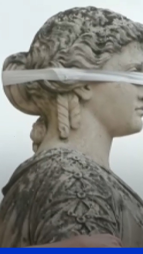 Rassemblements pour Lyhanna: un manifestant bande les yeux de la déesse de la justice Thémis à Auch
