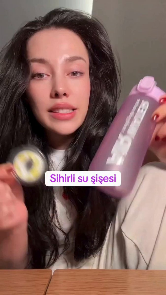 İçerik üreticisi Ece Taşer, eşinin hediye ettiği 'sihirli su şişesi'ni denedi.