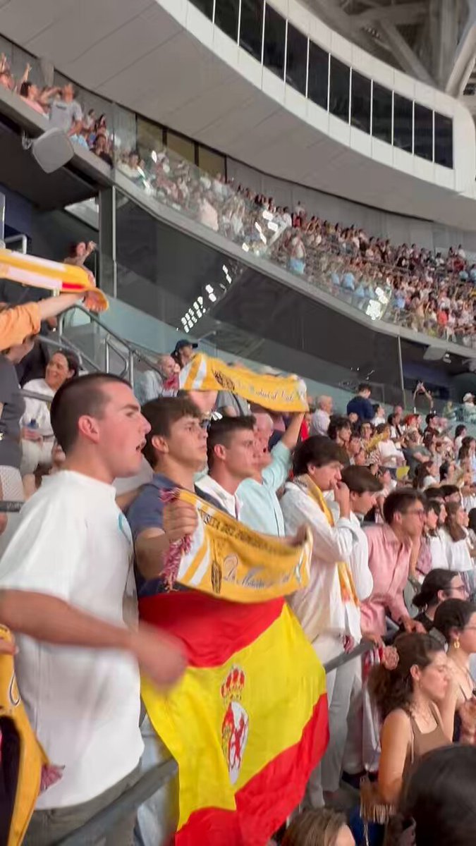El himno ‘Alza la mirada’ a 70.000 voces. Santiago Bernabéu. La semilla está sembrada, que la visita del Santo Padre no sea en vano y en futuras décadas recojamos los frutos de esta evangelización Z “Cuanto más amáis, mejor cantáis” (San Agustín)