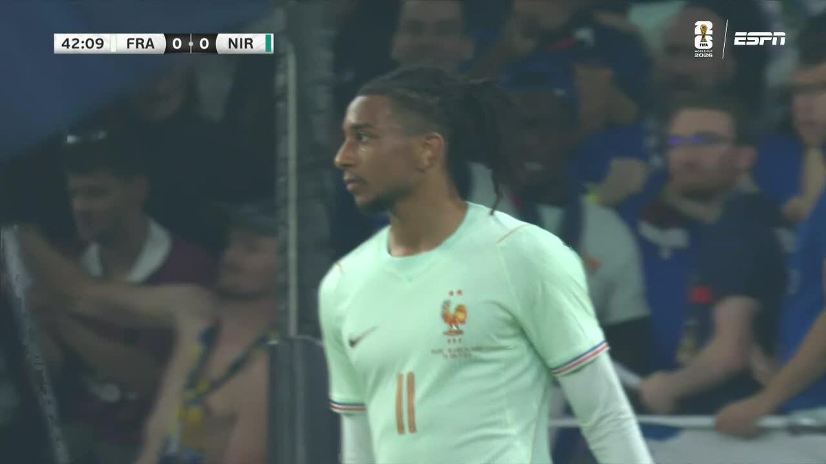 ¡¡NI LO GRITÓ!! Olisé aprovechó un rebote luego de un remate del Mosquito Dembelé y, con un lindo derechazo, puso el 1-0 de Francia ante Irlanda del Norte sobre el final del PT. 📺 #DisneyPlus Plan Premium
