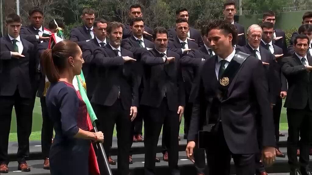 Claudia Sheinbaum entregándole la bandera de México a Guillermo Ochoa y a la Selección para el Mundial🇲🇽❤️ Vamos a ser campeones del mundo🏆