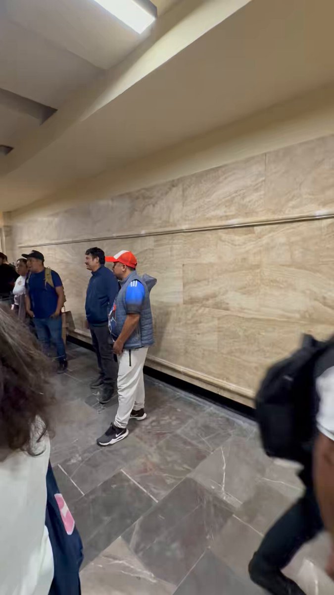 Más allá de las polémicas lámparas, la estación Hidalgo está quedando muy bien. Igual que Bellas Artes. A marchas forzadas pero va bien —me dijo un señor en el Metro.