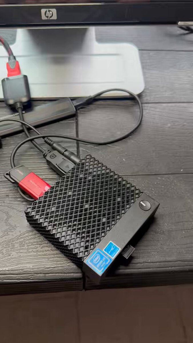 Desde que era un niño siempre quise pasar mis tardes de adulto así, experimentando con computadoras, inyectando batocera en este caso desde una distro de Linux Live, con buena música de fondo, lluvia y que aparte me paguen por ello, gracias a todos por cumplirme ese sueño 💙.