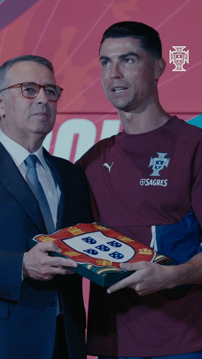 Sr. Presidente António José Seguro 🤝 Cristiano Ronaldo 🇵🇹✨ A bandeira que levaremos com orgulho para o Mundial ❤️‍🔥 #VaiDarPortugal | Presidência da República Portuguesa