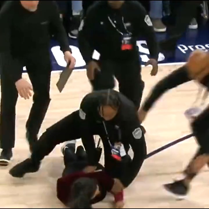 Secret Service as soon as a Knicks fan yells BANG 😭