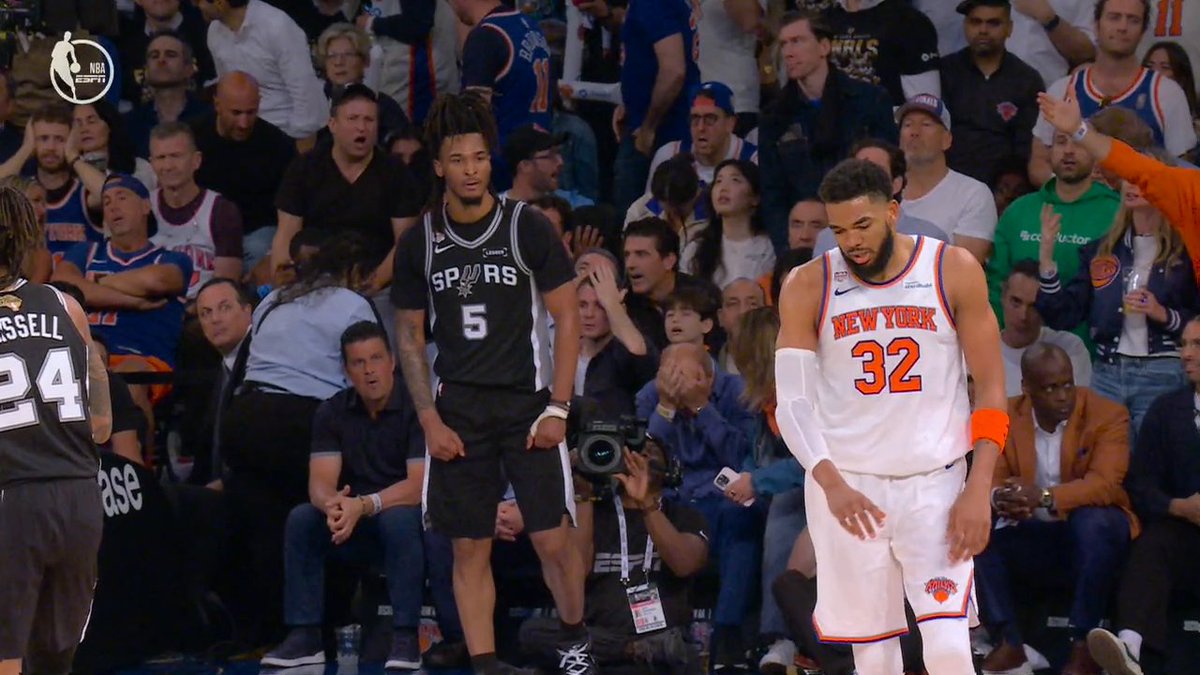 Stephon Castle TALKING after the steal and the and-1 🔥🗣️ He's got 18 points in the first half to lead the Spurs!