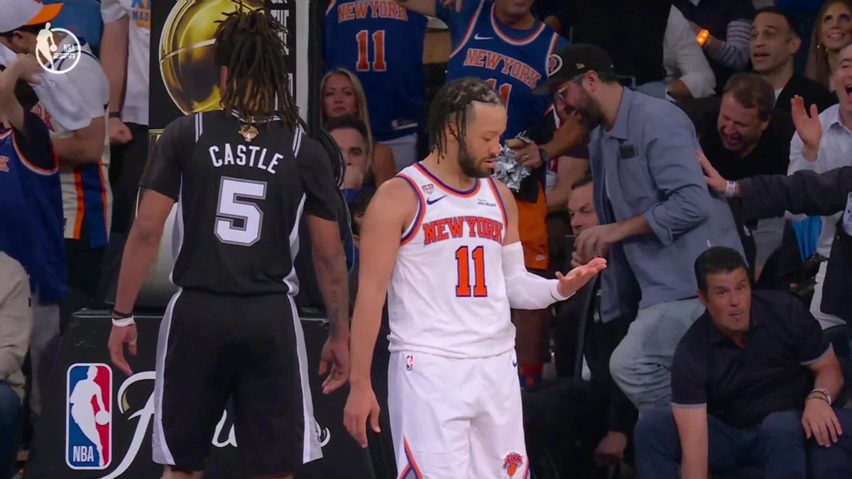 JALEN BRUNSON CIRCUS SHOT 🥶 Looked at his hand after 😂