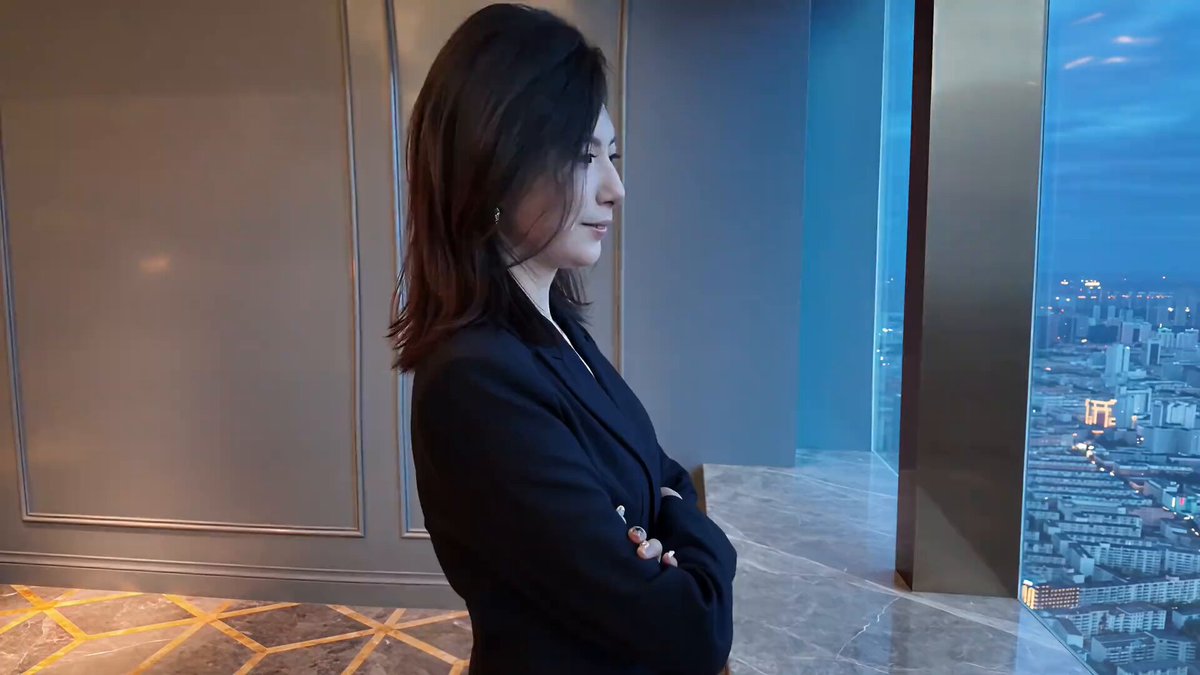 这样的姐请给我来一火车皮，我要有个这姐，我还努力个得儿啊。 肤白貌美大长腿，腰细头发长赚钱能力强。 找个这媳妇儿直接化身𪤗毒躺平平🙃