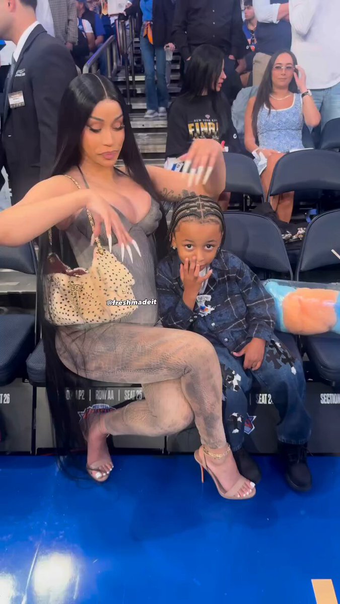 Cardi B tonight with her son Wave at the NBA Finals’ game. 😍