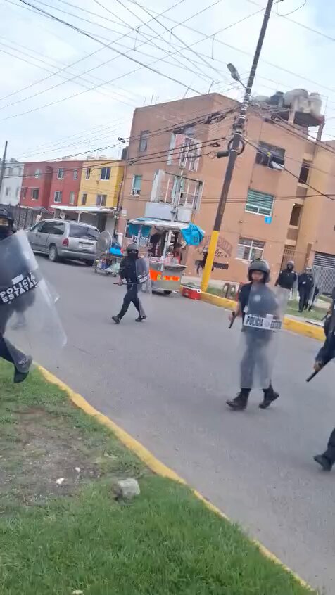 #Puebla ✊| En las inmediaciones del Estadio Cuauhtémoc en Puebla, la policía esta agredió a varias madres buscadoras y activistas. Video: 35mmpue