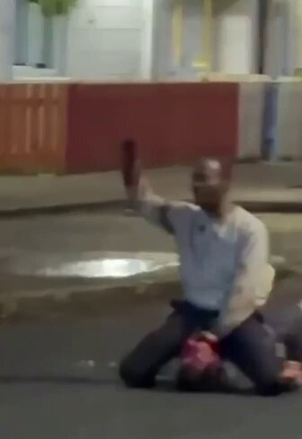 Schreckliche Szenen in Nordirland! Ein afrikanischer Migrant versucht, einem Mann mitten auf der Straße in North Belfast den Kopf abzuschneiden. Die Zeugen schreien: „Er schneidet ihm den Kopf ab!“