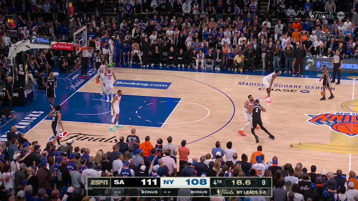 De'Aaron Fox CLUTCH bucket with seconds left in Game 3 🦊