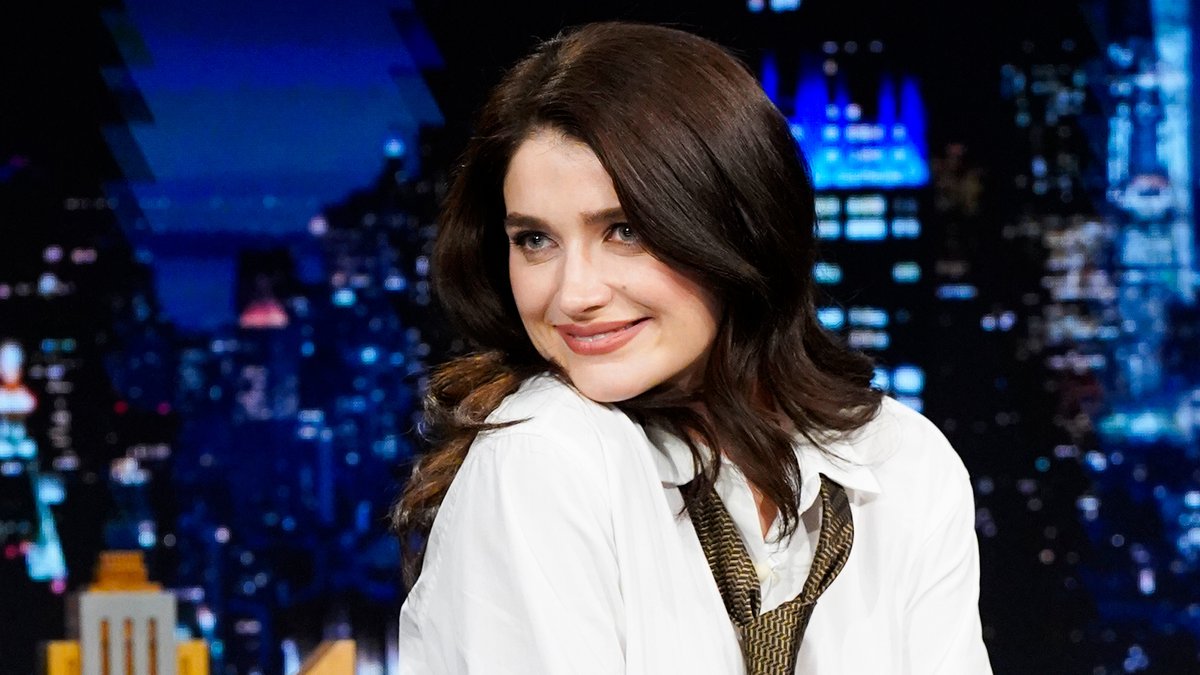 .Barack Obama crashed the set of Disclosure Day to watch Eve Hewson act 😅 #FallonTonight