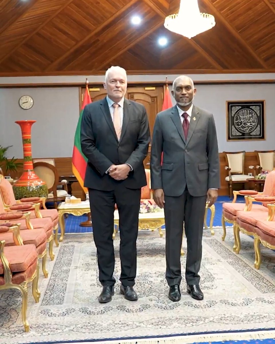 ނެދަރލެންޑްސުން ދިވެހިރާއްޖެއަށް ކަނޑައެޅުއްވި އައު ސަފީރު، ސަފީރުކަމުގެ ފަތްކޮޅު ރައީސުލްޖުމްހޫރިއްޔާއަށް އެރުވުން