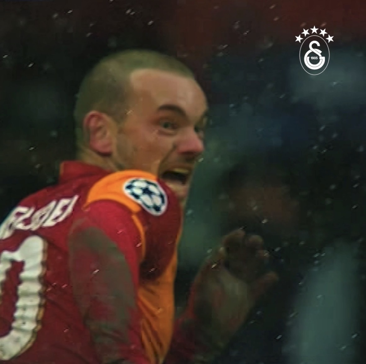 Bugün unutulmaz 🔟 numaralarımızdan Wesley Sneijder’in doğum günü. 🎂 İyi ki doğdun Wesley Sneijder! 💛❤️