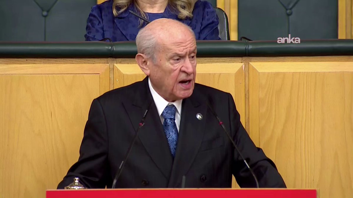 Devlet Bahçeli: “Sayın Özgür Özel’e tavsiyemiz şudur. CHP’nin iç gerilimini sırtlanıp meydanlara taşımaktan, CHP bünyesindeki çatlağı memleket sathına yaymaktan, mevki yarışını demokrasi kahramanlığı gibi servis etmekten vazgeçilmelidir”