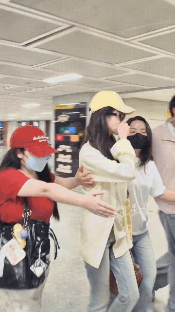 #ChenDuling was surrounded by a crowd at the airport. area was so packed that she could barely move forward, and she was even seen crying. #Cent