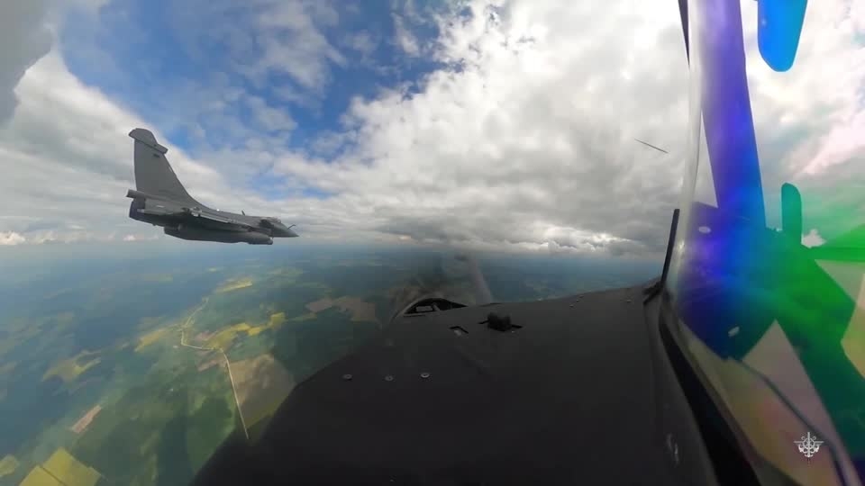 フランス軍のラファール戦闘機が8日、北大西洋条約機構(NATO)加盟国ラトビアの領空にロシア側から侵入したドローンを撃墜した。