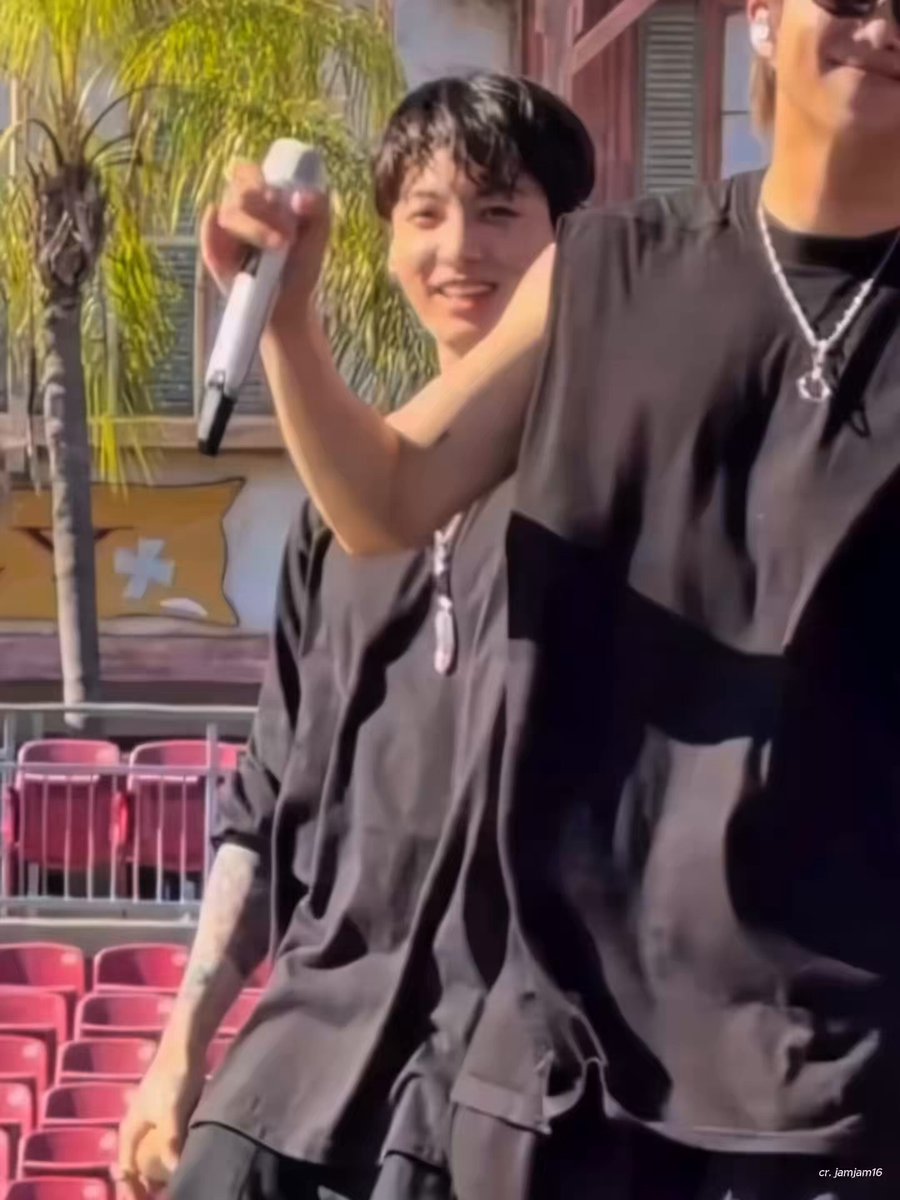 this is what effortlessly attractive looks like