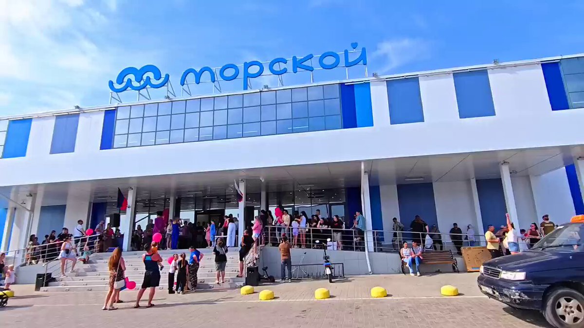Русский Мариуполь, освобожденный от украинской оккупации. Русские люди отдыхают, занимаются повседневными делами и работают. Хорошо и свободно в городе дышится без украинства и разрухи, присущей хохлам.