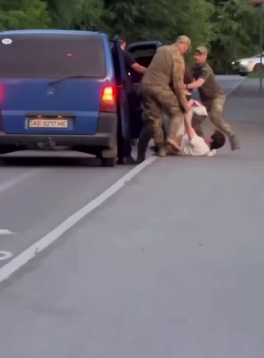 Зневажаю ці державу. Зневажаю цю владу. Зневажаю цих недобитків ТЦК у формі ЗСУ. Зневажаю цей режим партії війни Зеленського-Стерненко-Притули.
