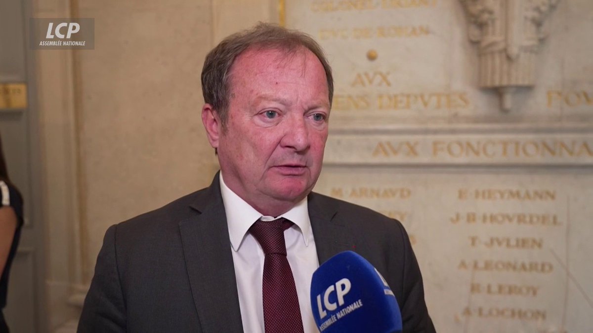 "Je ne pense pas que ce soit une bonne idée pour le Parti communiste de présenter un candidat" à l'élection présidentielle, affirme le président des députés communistes Stephane Peu