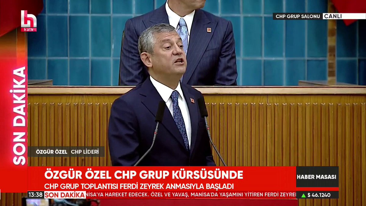 GRUP TOPLANTISI SALONUNDA DUYGUSAL ANLAR Özgür Özel, Ferdi Zeyrek'in sözlerini sesi titreyerek anlattı "Herkese danıştım, en son Ferdi'nin sesiyle karar verdim. arardım 'Ya birader ne yapacağız' diye. 'Abi biz burayı hallederiz sen orada lazımsın' derdi. Ben bugün burada lazımdım, burada kaldım"