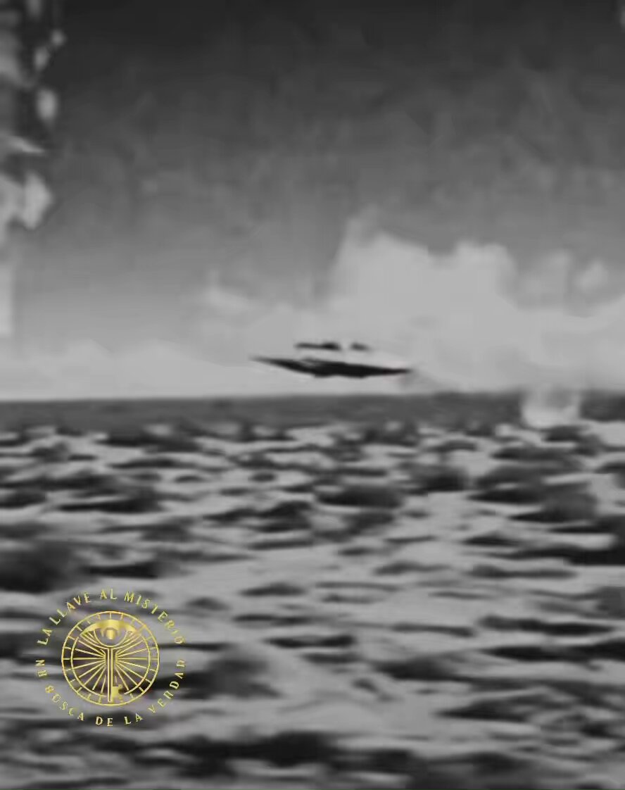 🛸¡OVNI ESTRELLADO EN NUEVO MÉXICO 1947!🛸 Locas imágenes vintage resurgen: un supuesto accidente de OVNI cerca de una pista de aterrizaje. ¿Nave extraterrestre derribada o el mayor misterio silenciado de la historia? Grabaciones de archivo que nadie puede explicar del todo. Algunos ven la prueba definitiva. Otros, un engaño. La verdad sigue enterrada desde hace casi 80 años 🤔
