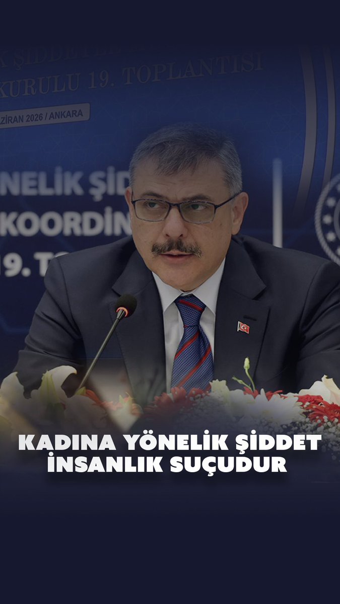 Aile ve Sosyal Hizmetler Bakanımız Sayın Mahinur Özdemir Göktaş, Adalet Bakanımız Sayın Akın Gürlek ve Diyanet İşleri Başkanımız Prof. Dr. Sayın Safi Arpaguş ile gerçekleştirdiğimiz Kadına Yönelik Şiddetle Mücadele Koordinasyon Kurulu 19. Toplantısı’nda; koruyucu, önleyici ve caydırıcı mekanizmalarımızı daha da güçlendirecek adımları değerlendirdik. Kadına yönelik şiddet; yalnızca bir güvenlik meselesi değil, aileyi sarsan ve toplumsal huzuru tehdit eden ağır bir insanlık suçudur. Muhterem Cumhurbaşkanımız Recep Tayyip Erdoğan’ın liderliğinde; kadına yönelik şiddetle mücadelede sıfır tolerans anlayışıyla kararlılıkla yolumuza devam ediyoruz. Bu anlayışla hayata geçirdiğimiz KADES uygulaması, 1 Haziran 2026 itibarıyla 9 milyon 713 bin 686 vatandaşımız tarafından indirildi. Uygulama üzerinden bugüne kadar 2 milyon 117 bin 98 ihbar güvenlik birimlerimize ulaştırıldı. 21 Mayıs’ta Aziz Milletimizin hizmetine sunduğumuz HAYAT 112 Acil Mobil İhbar Uygulamamız ise kısa sürede 500 binden fazla kullanıcıya ulaştı ve 3 milyondan fazla ihbarın iletilmesine imkân sağladı. KADES uygulamasının, HAYAT 112 Acil Mobil İhbar Uygulamamıza entegrasyonu sayesinde şiddet riski altındaki kadınlarımız; telefonlarından veya akıllı saatlerinden tek tuşla yardım çağrısında bulunabilmekte, ihtiyaç duydukları anda devletimizin korumasını yanlarında hissedebilmektedir. Bir kadının gözyaşını dindirmek, bir ailenin huzurunu korumak ve evlatlarımıza daha güvenli bir gelecek bırakmak için tüm kurumlarımızla çalışmayı sürdüreceğiz. Çünkü kadına hürmet insanlığa hürmettir; aileye sahip çıkmak ise milletimizin geleceğine sahip çıkmaktır.