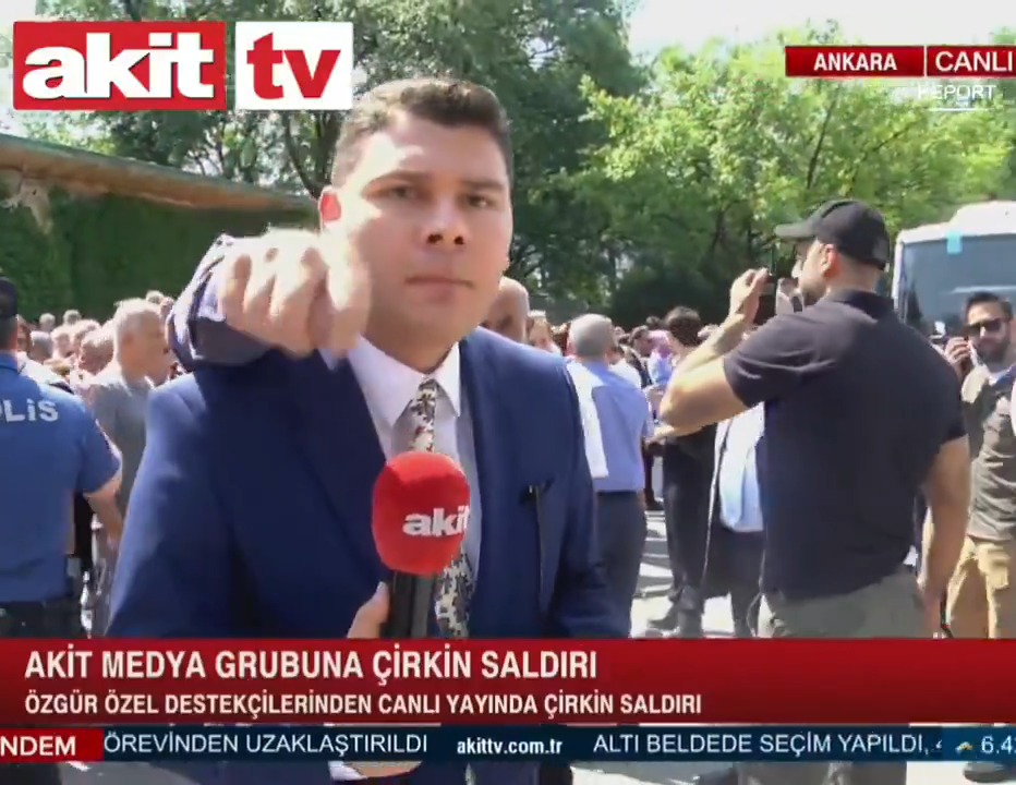 Akit TV kameralarına CHP grup toplantısı önünde bir vatandaş canlı yayında el hareketi çekti.