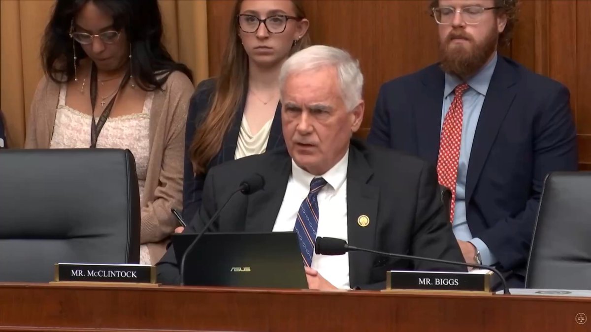 Jane's Revenge destroyed pregnancy resource centers and vandalized Catholic churches. Not on SPLC's hate map. Meanwhile, 20% of the SPLC's "Hate Map" consists of Moms for Liberty chapters. Watch Tom McClintock press the SPLC president on that double standard ⬇️