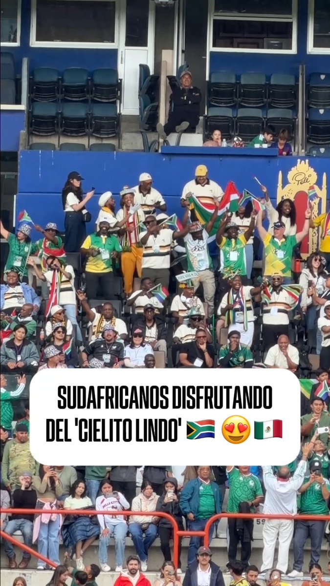 Sudáfrica, hermanos, ya son mexicanos 🇿🇦 ❤️ 🇲🇽 Ya se respira ambiente mundialista 😍 Los Bafana Bafana bailando y cantando el 'Cielito Lindo' 🔥