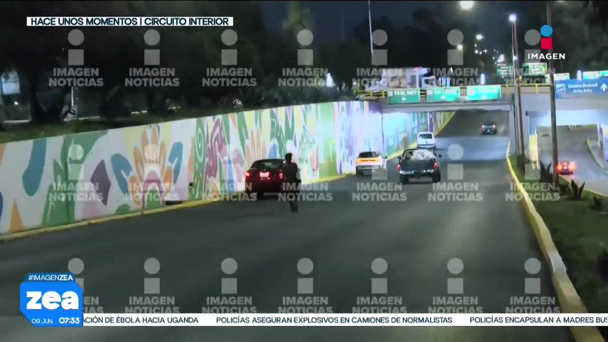 Las cámaras de Imagen captaron los momentos antes de que una camioneta atropellara a un hombre en situación de calle que ‘toreaba’ a los automovilistas que circulaban sobre Circuito Interior, a la altura de Tlalpan. Rodolfo Dorantes #LoDijoZea #NoticiasImagen @FranciscoZea