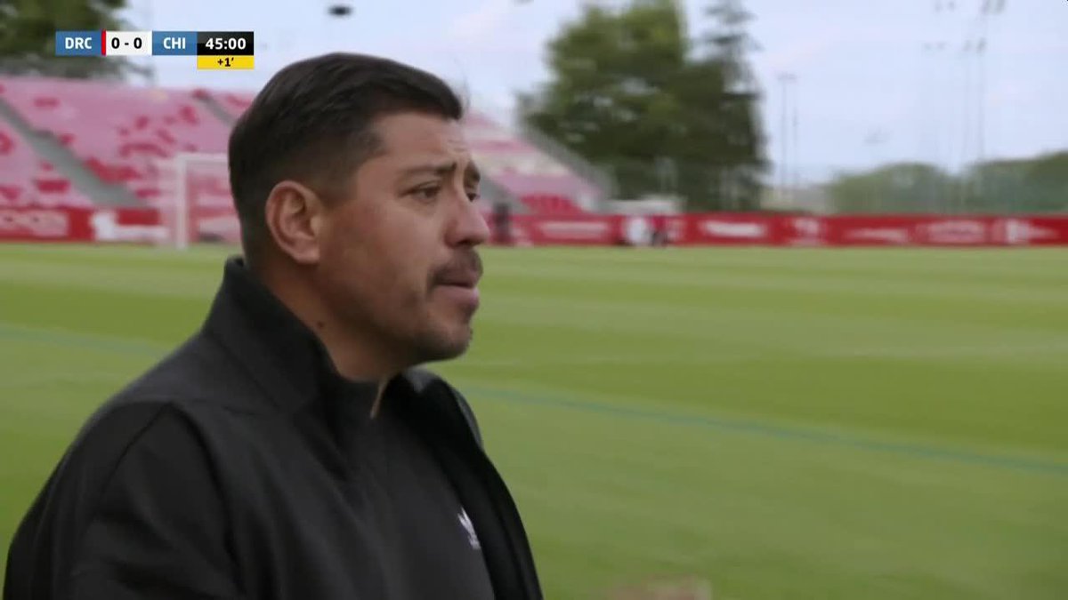 ¿AL ARCO, CENTRO... EN 3 TIEMPOS AL ARCO? LA INSTRUCCIÓN DE CÓRDOVA A CEPEDA El DT de La Roja y la peculiar instrucción para el atacante del Elche en un tiro libre sobre el final del primer tiempo. ▶️ Sigue a 🇨🇱 #LaRoja en el Plan Premium de #DisneyPlus