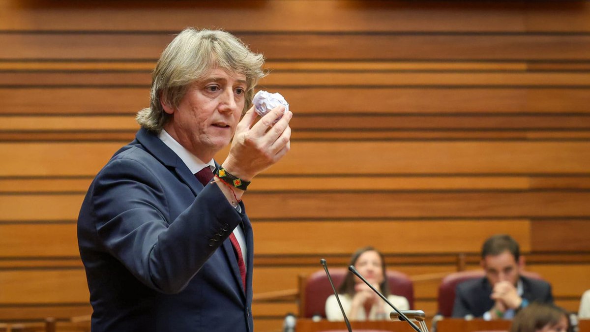 ¿Saben lo que es esto? Su cena fría dos años después. 📄👉 Hoy Mañueco se come el 'gurruño' de Vox y se traga sus principios para seguir aferrado al sofá. "Se comen el futuro de Castilla y León. Que le aproveche".