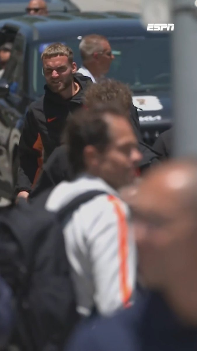 Bart Verbruggen komt 'gewoon' de bus uit gelopen in Kansas City 🧤🦁 🔗