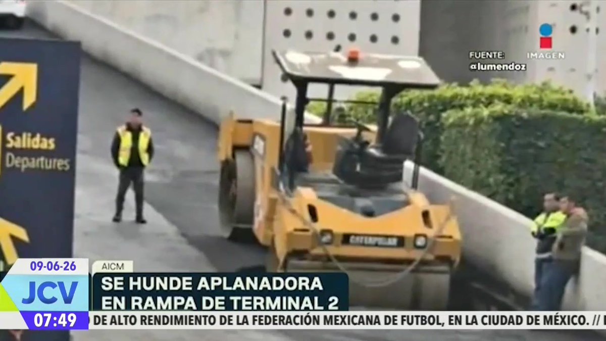 ¡A dos días de la Fiesta del #Fútbol la #CDMX colapsa! 🚨 Una aplanadora cayó en un #socavón en plena T2 del #AICM tras tronarse el pavimento; además, el recién inaugurado jardín flotante en #Tlalpan ya se inundó y se le cayó la carpa por las #lluvias.
