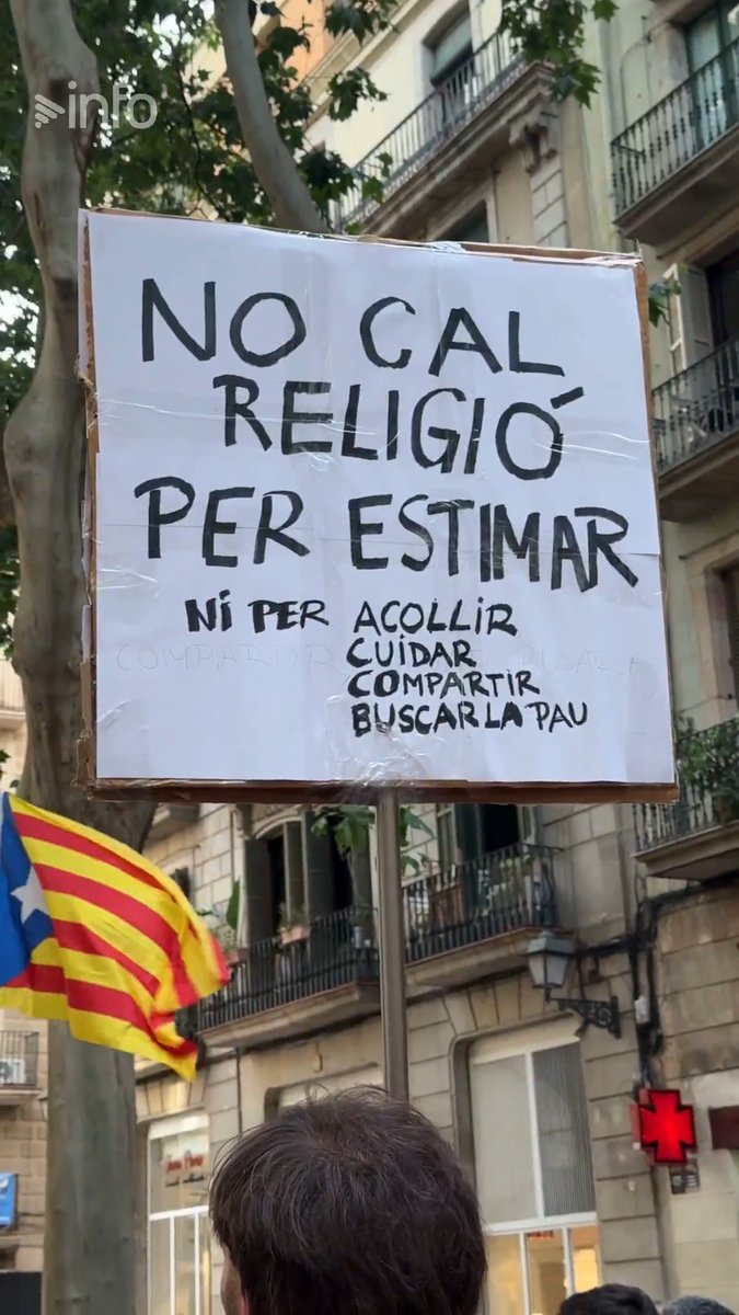 "Estat i religió haurien d'estar separats": col·lectius laics critiquen el tracte al papa