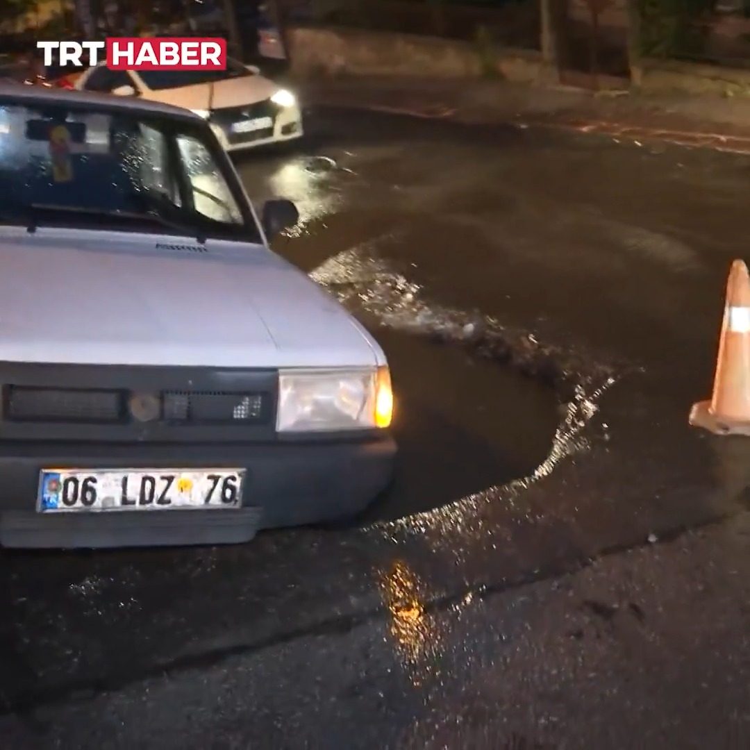 Ankara'da akşam saatlerinde etkili olan sağanağın ardından bazı yolları su bastı. Keçiören’de bir araç yağış sonrası yolda oluşan çukura düştü.