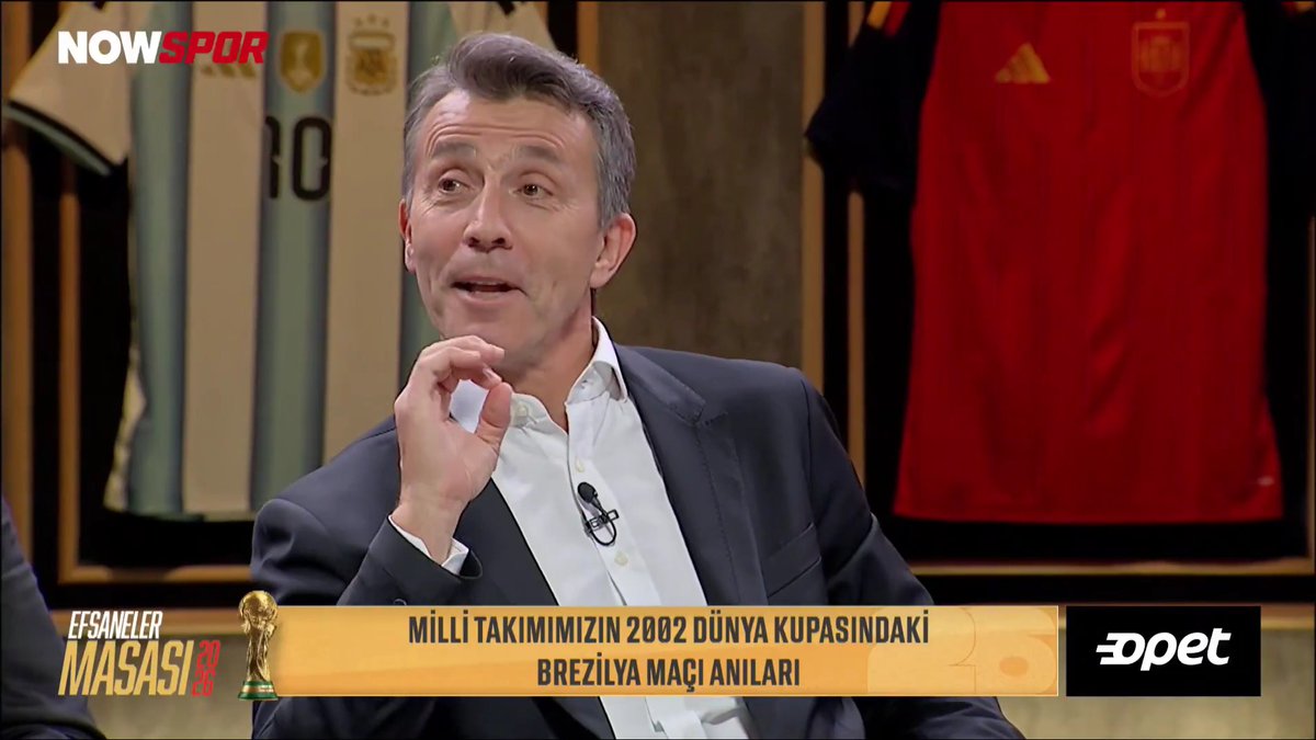 Bülent Korkmaz: "Benim anlamadığım, hâlâ da Şenol Hoca'ya soramadığım, sormak da istemiyorum aslında, kendisi cevaplarsa iyi olur. Biz normalde tandem oynuyorduk. Ben genelde Alpay ile oynuyordum. Sonra Brezilya maçına 3 gün kala bir anda Ümit Özat'ı liberoya aldı, 3'lü oynamaya başladık. O sistem bana bir garip geldi. Maçta da onunla başladık, zaten o maçta da gerçekten kötü oynadım. Hep aklımdadır, niye mesela? Ama ikinci maçta mesela öyle oynatmadı, demek ki hoca orada hata yapmış." (NOW)