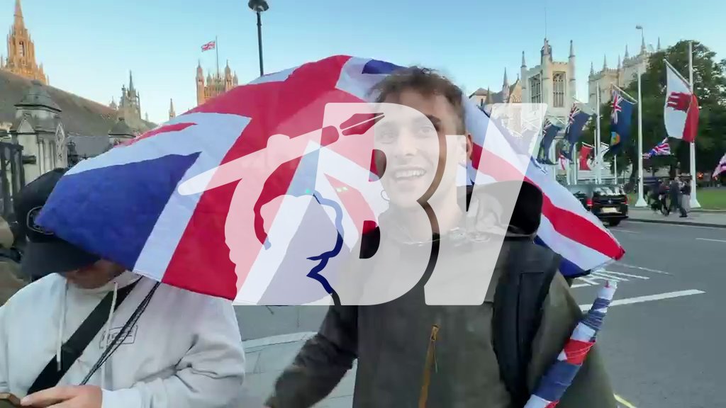 « Je suis là parce que j'en ai marre de ce qui se passe dans le pays en ce moment. Une tentative de décapitation ! Tu trouves ça normal ? » Ce jeune londonien nous explique sa colère après l’égorgement d’un homme par un immigré soudanais à Belfast la nuit dernière. 📸 Jean Bexon