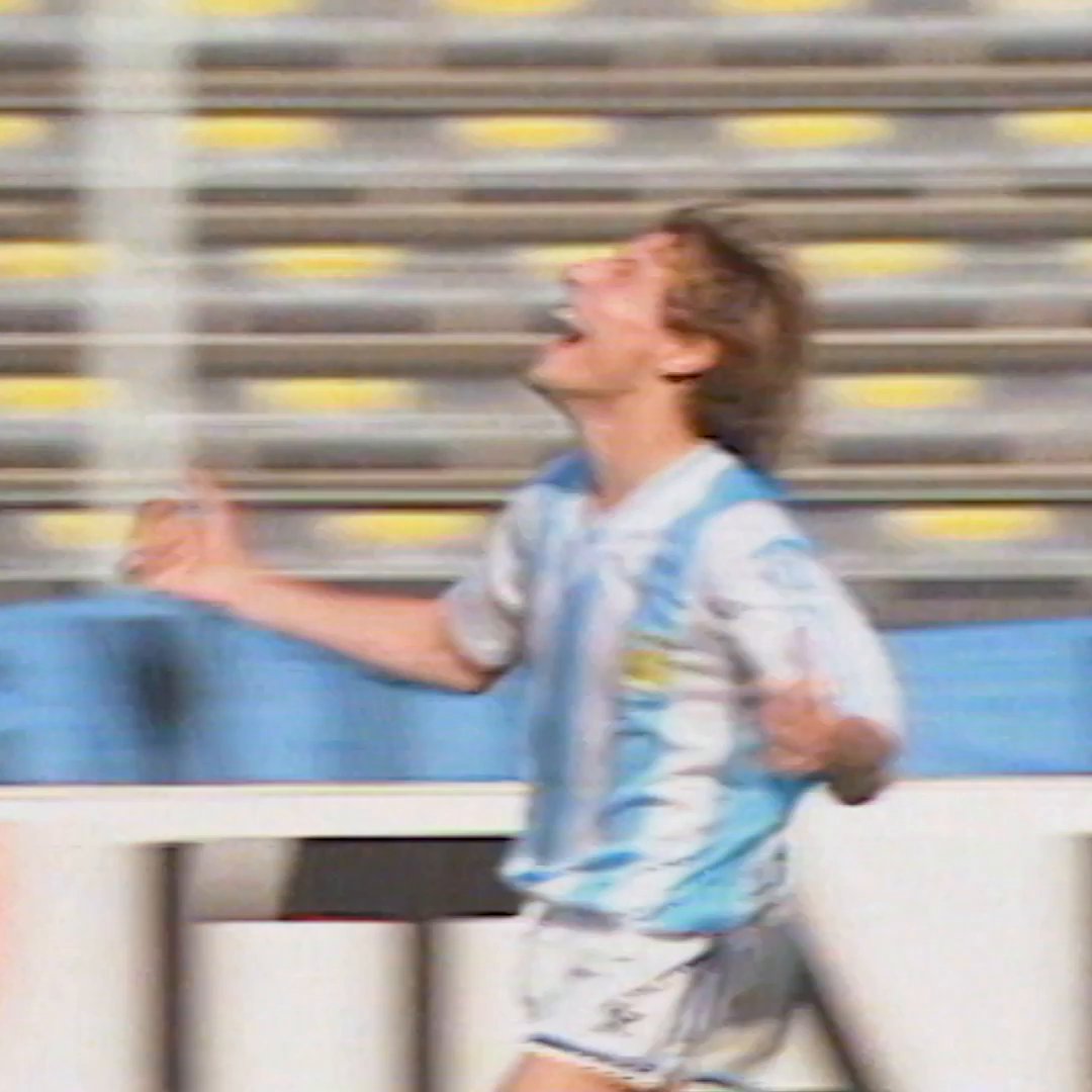 Em 1990, a Seleção Brasileira foi eliminada pela Argentina nas oitavas de finais. 1x0, gol do Caniggia. A assistência do Maradona foi qualquer coisa também.