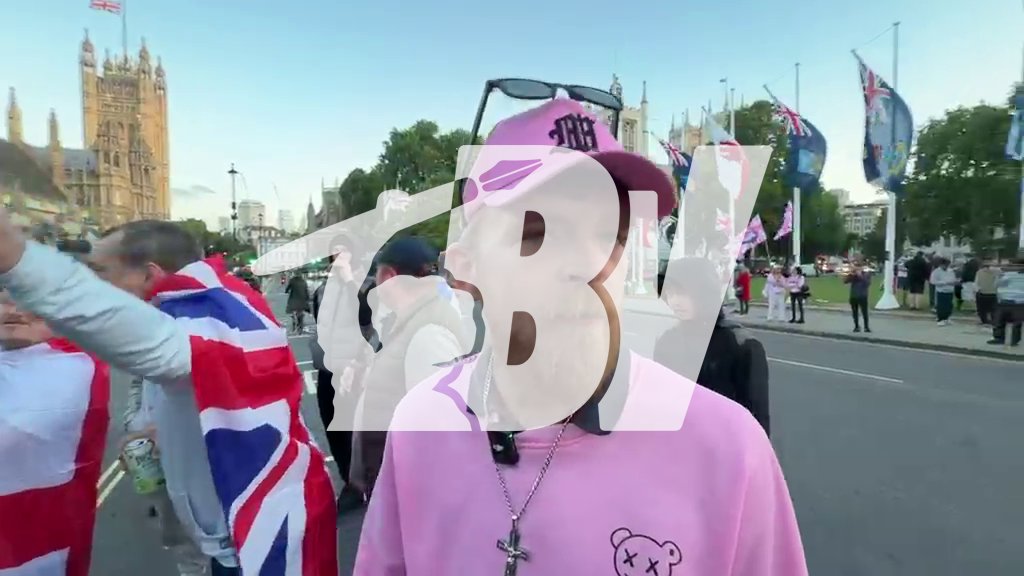 « À Belfast, un homme a été attaqué par un immigré, il l'a poignardé dans les yeux, s'est littéralement assis sur lui, essayant de lui arracher la tête… » Ce Britannique est venu montrer sa colère après l’attaque de Belfast de la nuit dernière. 📸 Jean Bexon