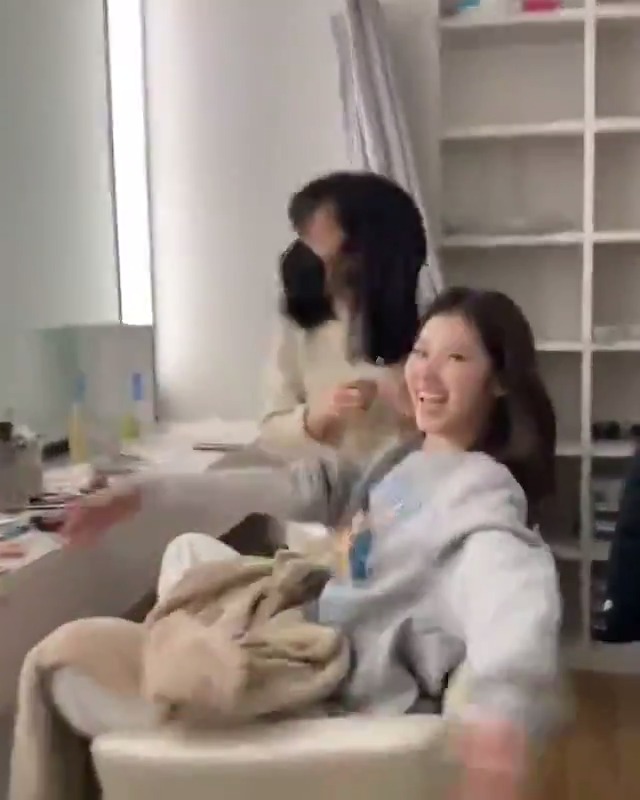 videozinho da jihyo correndo pra abraçar a sana aperta corações