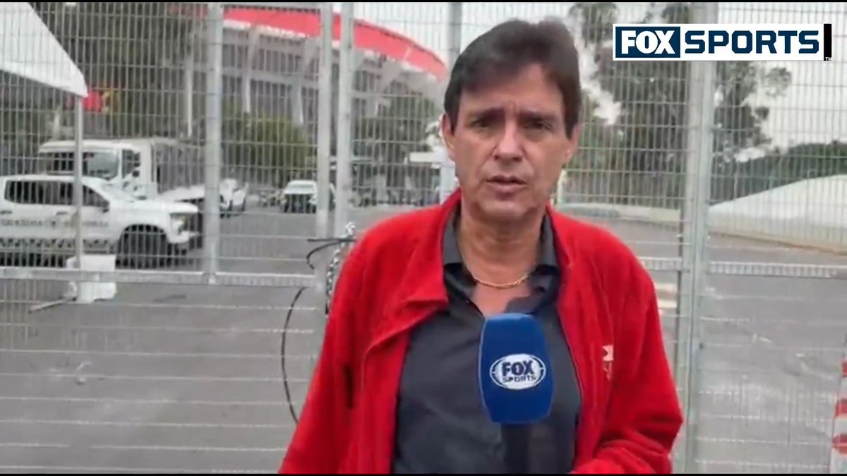"AQUÍ LAS LEYES DE FIFA SON LAS QUE MANDAN"🚨 Roberto Ruano, Secretario general de la Asociación Mexicana de titulares de palcos y plateas, confirmó que no los dejaron entrar con alimentos "UN ORGANISMO INTERNACIONAL VINO A PISAR NUESTRAS LEYES"💥 📹 Melqui Pineda #CentralFOX